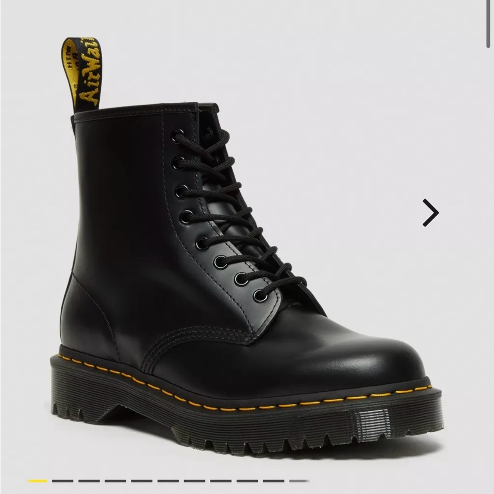 NWT Dr. Martens 1460 Smooth Leather Lace Up Boots